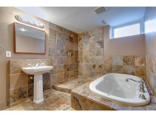 2518 20 Street Sw, Calgary, AB - Indoor Photo Showing Bathroom