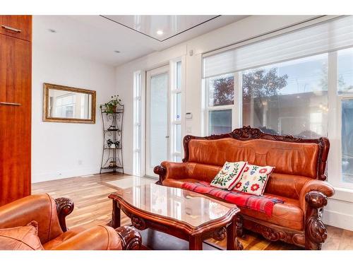 2329B Osborne Crescent Sw, Calgary, AB - Indoor Photo Showing Living Room