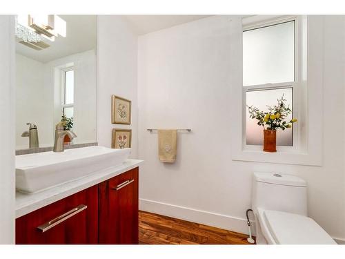 2329B Osborne Crescent Sw, Calgary, AB - Indoor Photo Showing Bathroom