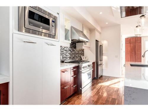 2329B Osborne Crescent Sw, Calgary, AB - Indoor Photo Showing Kitchen With Upgraded Kitchen