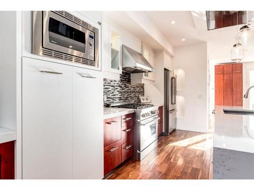 2329B Osborne Crescent Sw, Calgary, AB - Indoor Photo Showing Kitchen