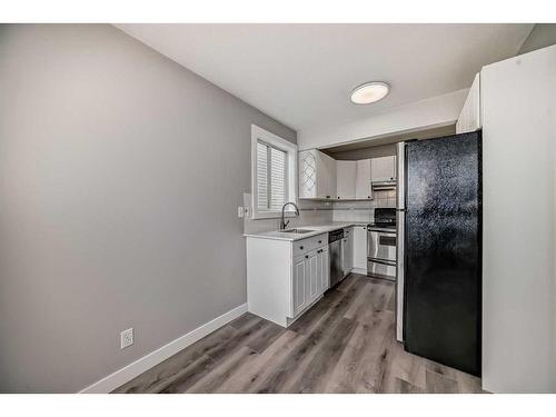 5-567 Edmonton Trail Ne, Airdrie, AB - Indoor Photo Showing Kitchen