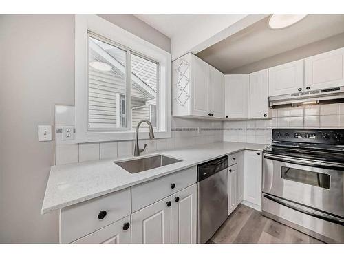 5-567 Edmonton Trail Ne, Airdrie, AB - Indoor Photo Showing Kitchen