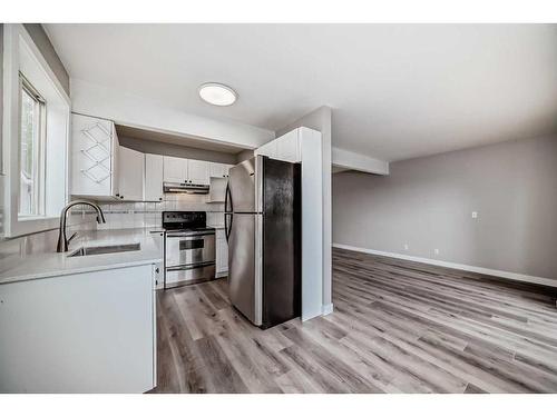 5-567 Edmonton Trail Ne, Airdrie, AB - Indoor Photo Showing Kitchen