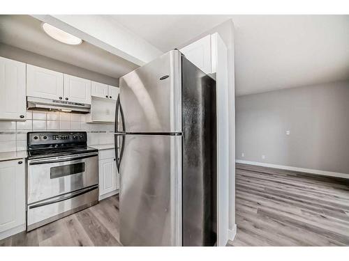 5-567 Edmonton Trail Ne, Airdrie, AB - Indoor Photo Showing Kitchen