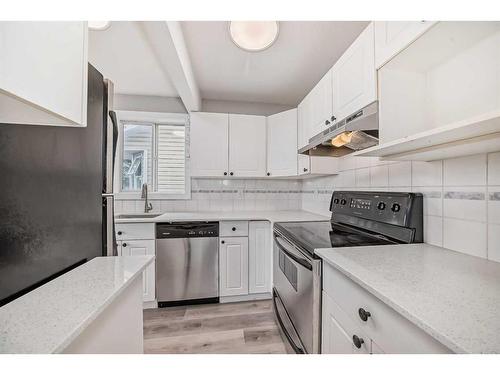 5-567 Edmonton Trail Ne, Airdrie, AB - Indoor Photo Showing Kitchen