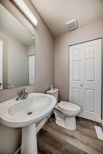 5-567 Edmonton Trail Ne, Airdrie, AB - Indoor Photo Showing Bathroom