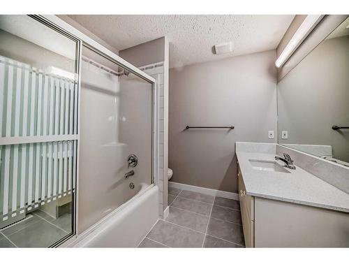 5-567 Edmonton Trail Ne, Airdrie, AB - Indoor Photo Showing Bathroom