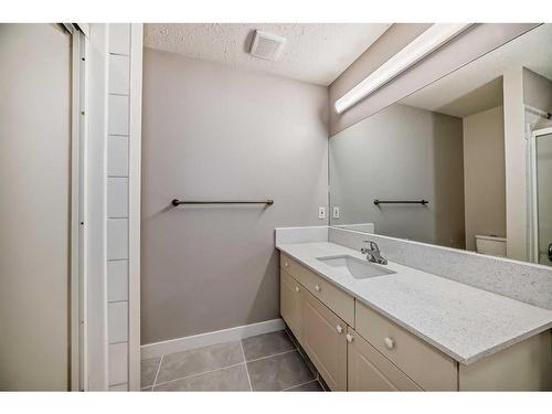 5-567 Edmonton Trail Ne, Airdrie, AB - Indoor Photo Showing Bathroom