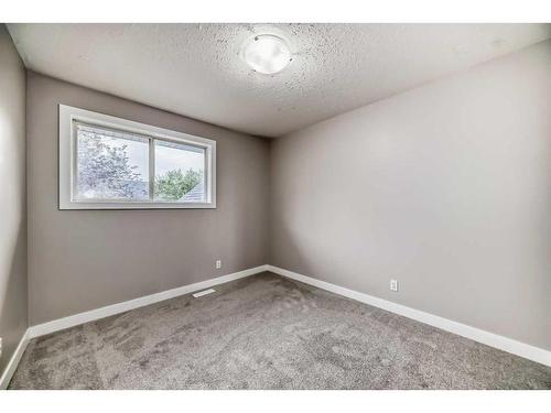 5-567 Edmonton Trail Ne, Airdrie, AB - Indoor Photo Showing Other Room