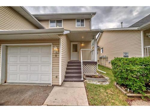 5-567 Edmonton Trail Ne, Airdrie, AB - Outdoor