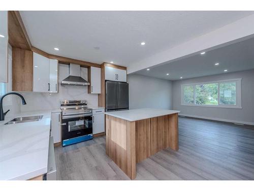 95 Holmwood Avenue Nw, Calgary, AB - Indoor Photo Showing Kitchen