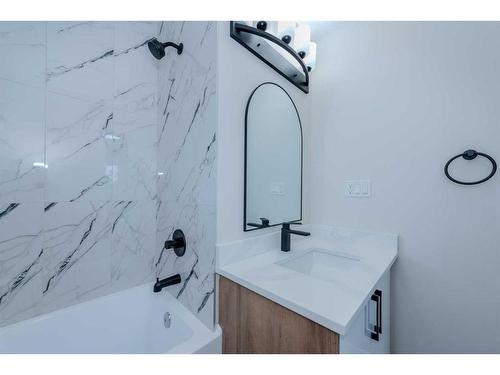 95 Holmwood Avenue Nw, Calgary, AB - Indoor Photo Showing Bathroom