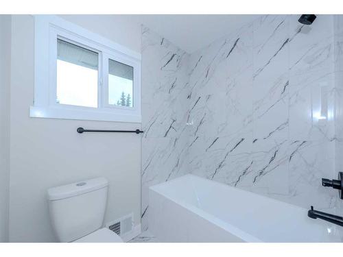 95 Holmwood Avenue Nw, Calgary, AB - Indoor Photo Showing Bathroom