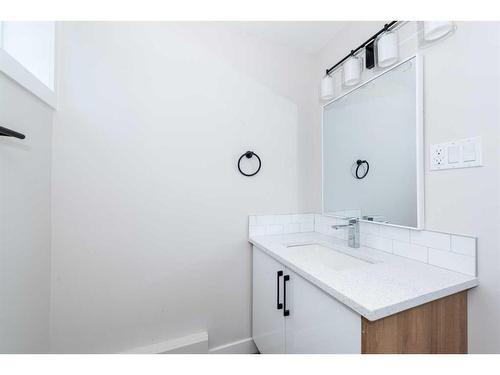 95 Holmwood Avenue Nw, Calgary, AB - Indoor Photo Showing Bathroom