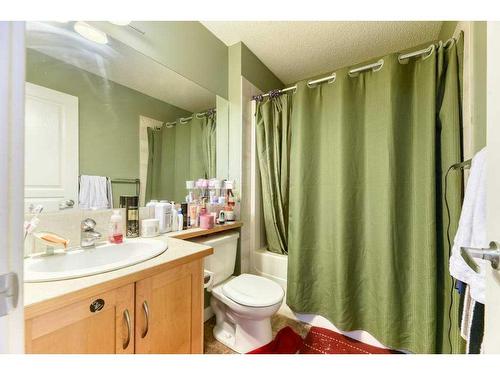 61 Cimarron Vista Gardens, Okotoks, AB - Indoor Photo Showing Bathroom