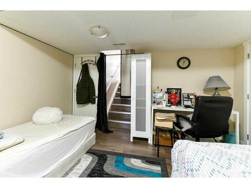 61 Cimarron Vista Gardens, Okotoks, AB - Indoor Photo Showing Bedroom