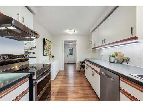 805 15 Street Nw, Calgary, AB - Indoor Photo Showing Kitchen