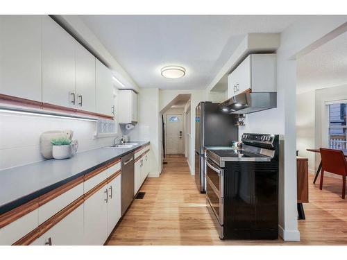 805 15 Street Nw, Calgary, AB - Indoor Photo Showing Kitchen