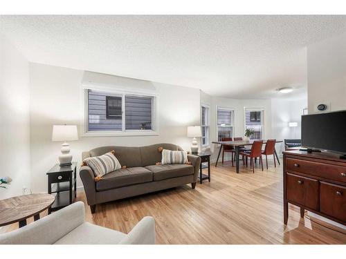 805 15 Street Nw, Calgary, AB - Indoor Photo Showing Living Room