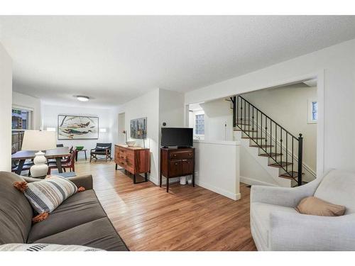 805 15 Street Nw, Calgary, AB - Indoor Photo Showing Living Room