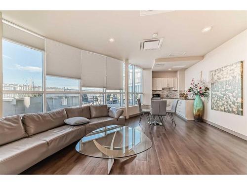 906-32 Varsity Estates Circle Nw, Calgary, AB - Indoor Photo Showing Living Room