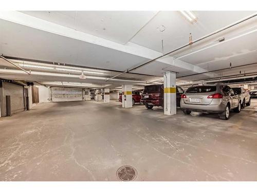 906-32 Varsity Estates Circle Nw, Calgary, AB - Indoor Photo Showing Garage