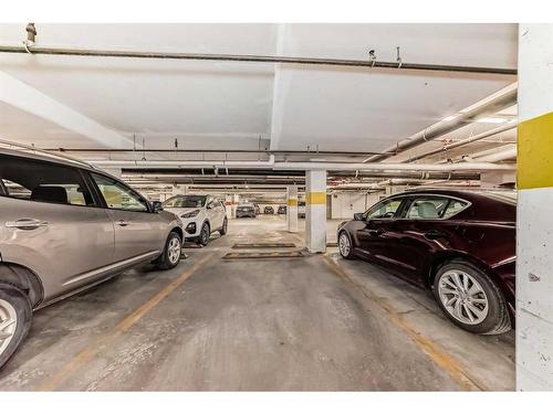 906-32 Varsity Estates Circle Nw, Calgary, AB - Indoor Photo Showing Garage