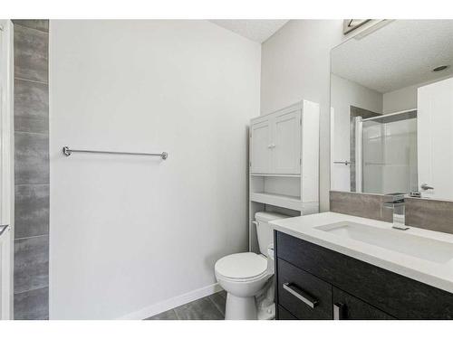 142 New Brighton Walk Se, Calgary, AB - Indoor Photo Showing Bathroom