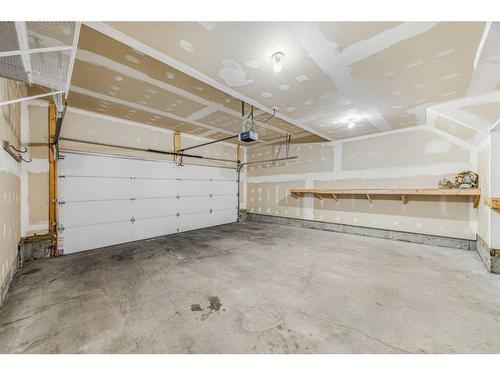 142 New Brighton Walk Se, Calgary, AB - Indoor Photo Showing Garage