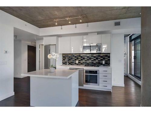 2002-1010 6 Street Sw, Calgary, AB - Indoor Photo Showing Kitchen With Upgraded Kitchen