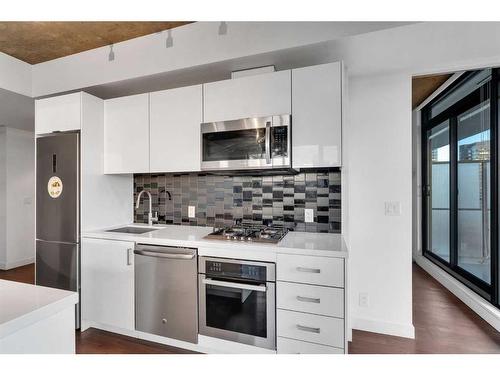 2002-1010 6 Street Sw, Calgary, AB - Indoor Photo Showing Kitchen With Upgraded Kitchen