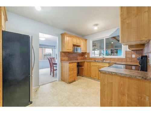 351 Penswood Way Se, Calgary, AB - Indoor Photo Showing Kitchen