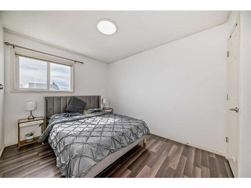 504 Saddlecrest Boulevard Ne, Calgary, AB - Indoor Photo Showing Bedroom