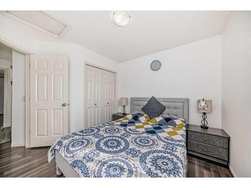 504 Saddlecrest Boulevard Ne, Calgary, AB - Indoor Photo Showing Bedroom