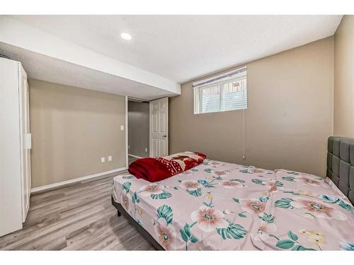 504 Saddlecrest Boulevard Ne, Calgary, AB - Indoor Photo Showing Bedroom