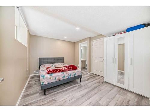 504 Saddlecrest Boulevard Ne, Calgary, AB - Indoor Photo Showing Bedroom