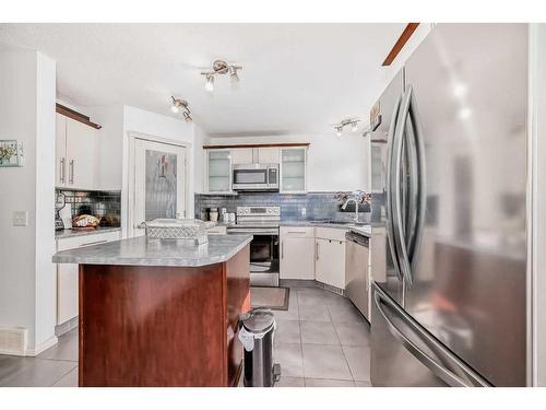 504 Saddlecrest Boulevard Ne, Calgary, AB - Indoor Photo Showing Kitchen