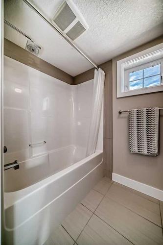 1-2018 27 Avenue Sw, Calgary, AB - Indoor Photo Showing Bathroom