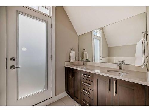 1-2018 27 Avenue Sw, Calgary, AB - Indoor Photo Showing Bathroom