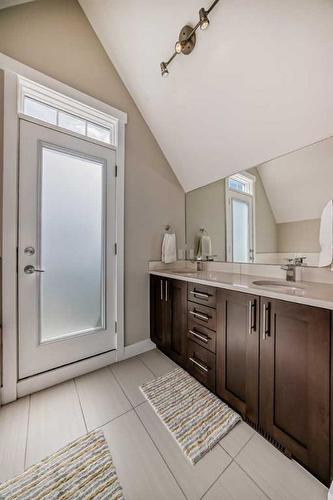 1-2018 27 Avenue Sw, Calgary, AB - Indoor Photo Showing Bathroom