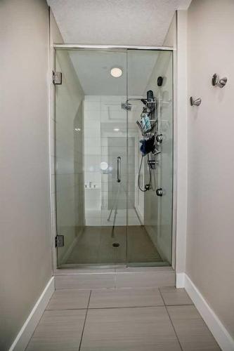 1-2018 27 Avenue Sw, Calgary, AB - Indoor Photo Showing Bathroom