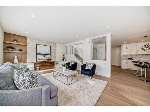 289 Hampstead Road Nw, Calgary, AB - Indoor Photo Showing Living Room