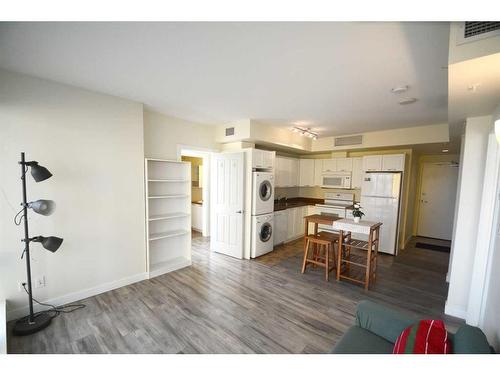 205-3830 Brentwood Road Nw, Calgary, AB - Indoor Photo Showing Kitchen