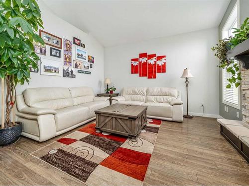 667 Marie Van Haarlem Crescent North, Lethbridge, AB - Indoor Photo Showing Living Room