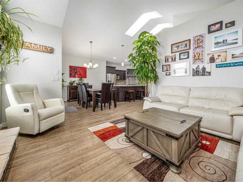 667 Marie Van Haarlem Crescent North, Lethbridge, AB - Indoor Photo Showing Living Room