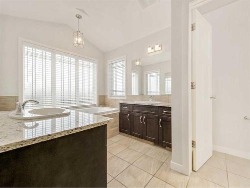 667 Marie Van Haarlem Crescent North, Lethbridge, AB - Indoor Photo Showing Bathroom