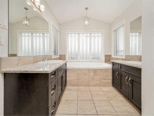 667 Marie Van Haarlem Crescent North, Lethbridge, AB - Indoor Photo Showing Bathroom