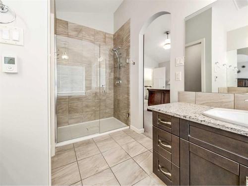 667 Marie Van Haarlem Crescent North, Lethbridge, AB - Indoor Photo Showing Bathroom