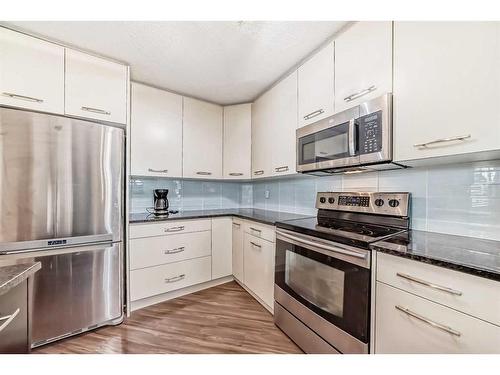 26-2318 17 Street Se, Calgary, AB - Indoor Photo Showing Kitchen